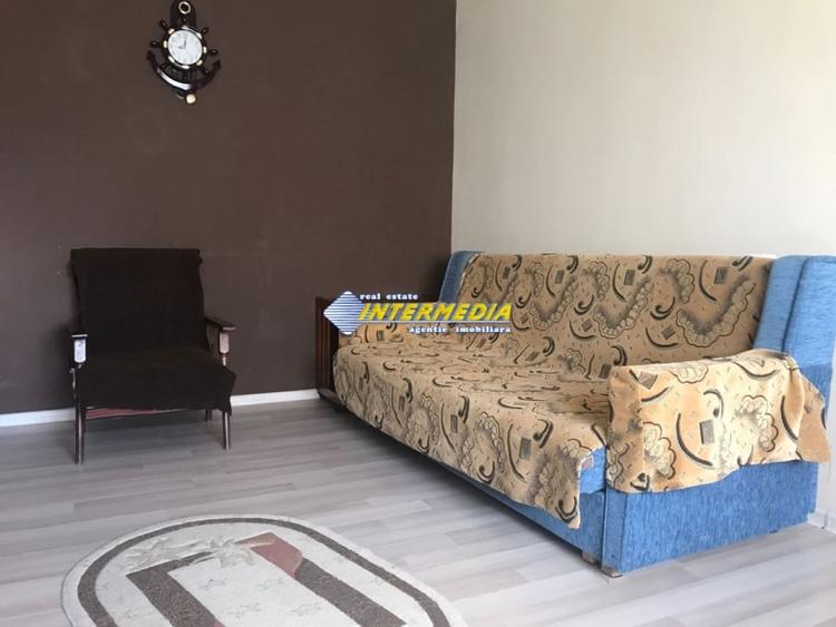 Apartament cu 3 camere semidecomandat, mobilat în Cetate
