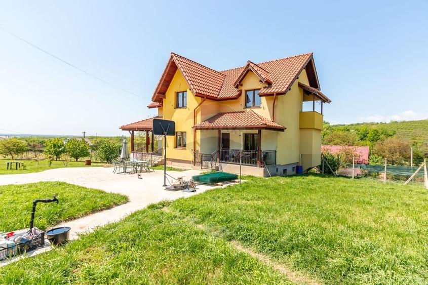 Casă individuală cu 7 camere cu Teren 1000 Mp în Gâlmeia
