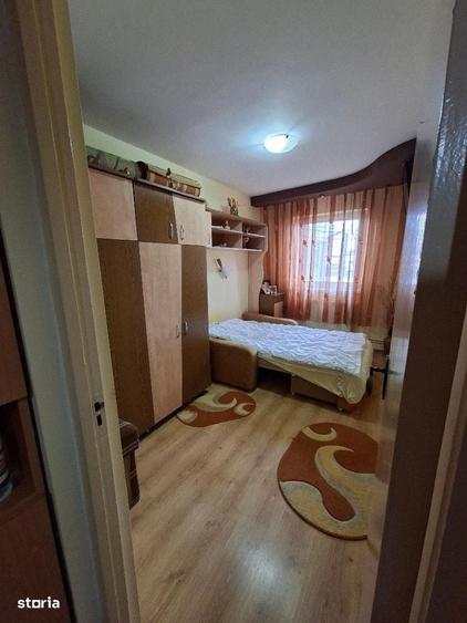 Apartament cu 3 camere semidecomandat în Cristian