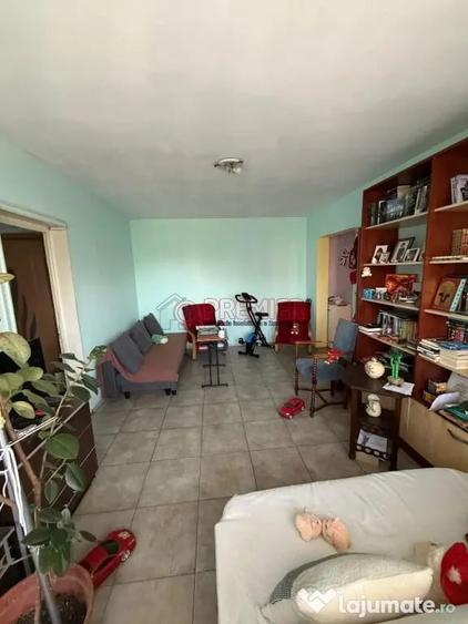 Apartament cu 4 camere semidecomandat în Berceni