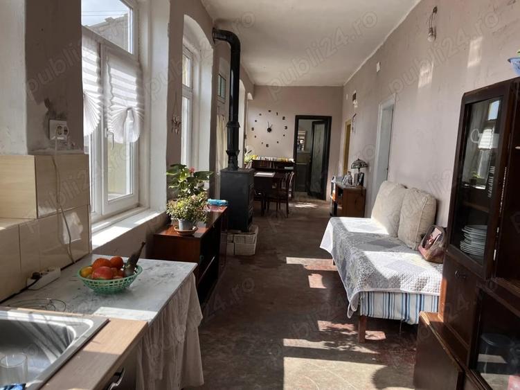 Casă cu 5 camere cu Teren 700 Mp în Goicea