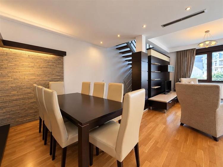 Apartament cu 5 camere decomandat, mobilat în Herăstrău