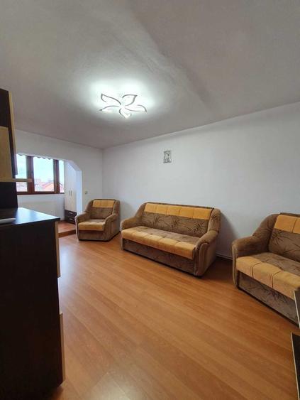 Inchiriez Apartament cu 3 camere decomandate etaj 1/4 - 8
