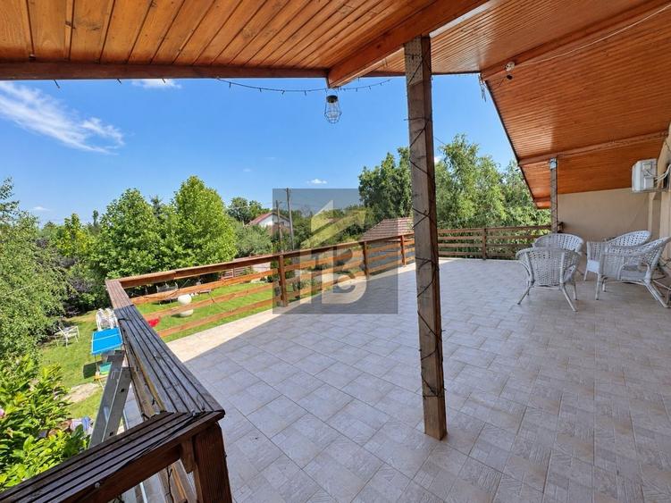 Casă individuală cu 7 camere cu Canalizare în Periș