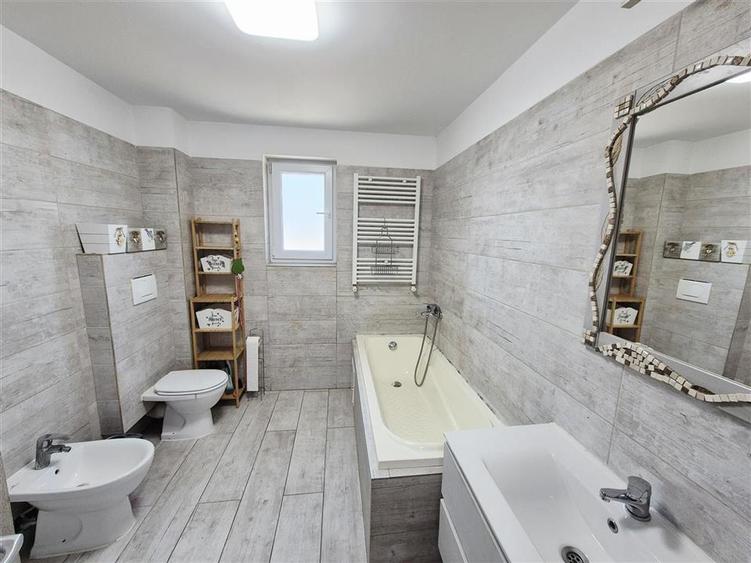 Apartament cu 3 camere decomandat în Valea Adâncă