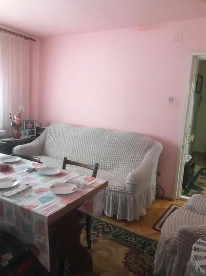 Apartament cu 3 camere decomandat, mobilat în Girocului