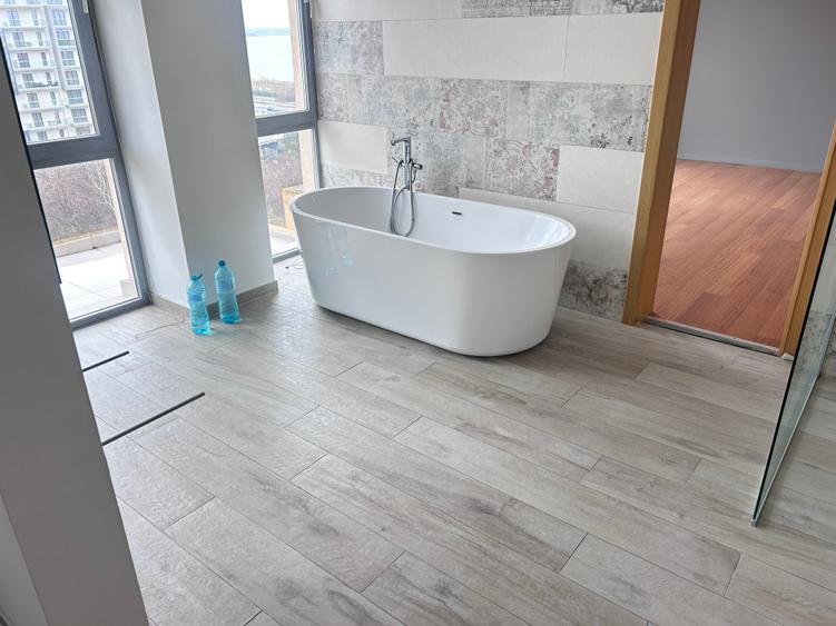 Penthouse cu 3 camere decomandat în Mamaia