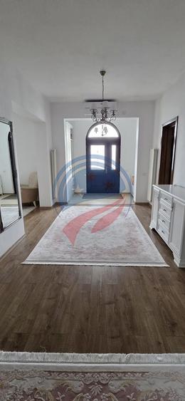 Casă individuală cu 8 camere cu Canalizare în Central