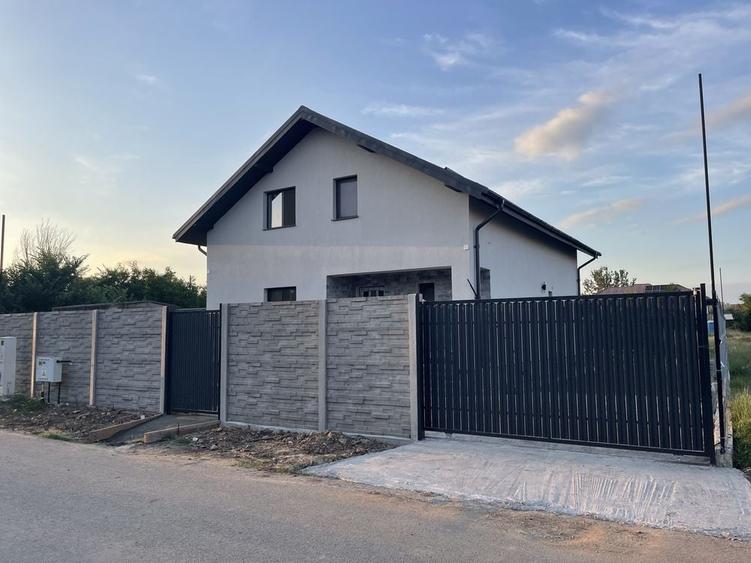 Casă cu 4 camere în Dragomirești-Deal