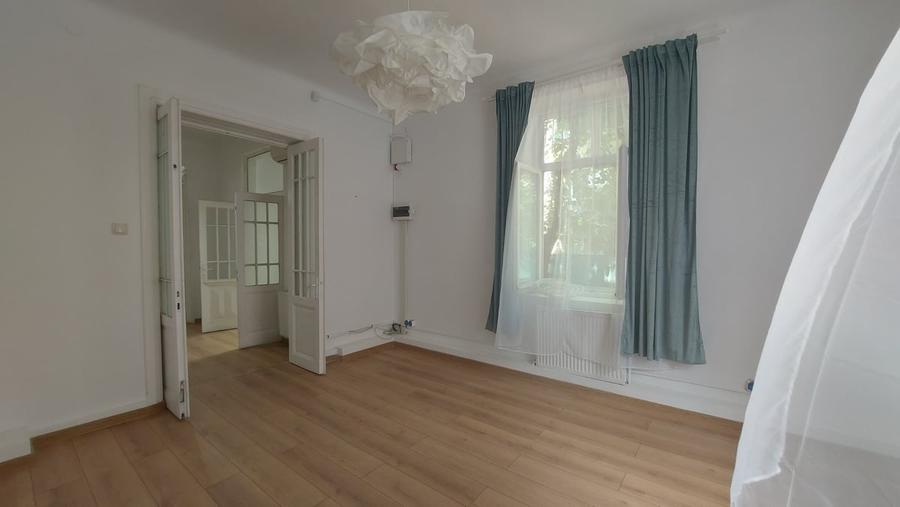Apartament cu 4 camere semidecomandat în Tineretului