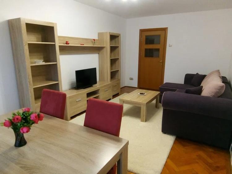 Apartament cu 3 camere decomandat, mobilat în Victoriei