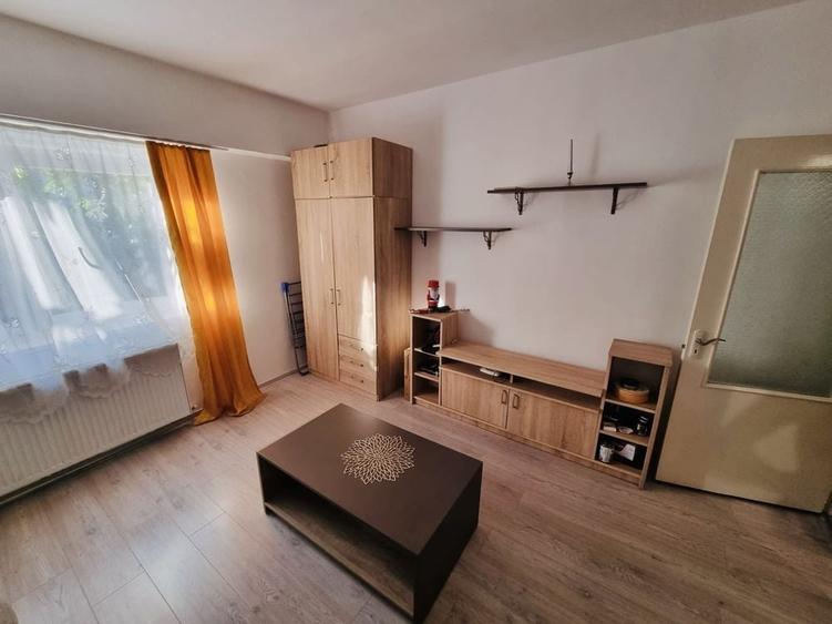 Garsonieră decomandată în Central