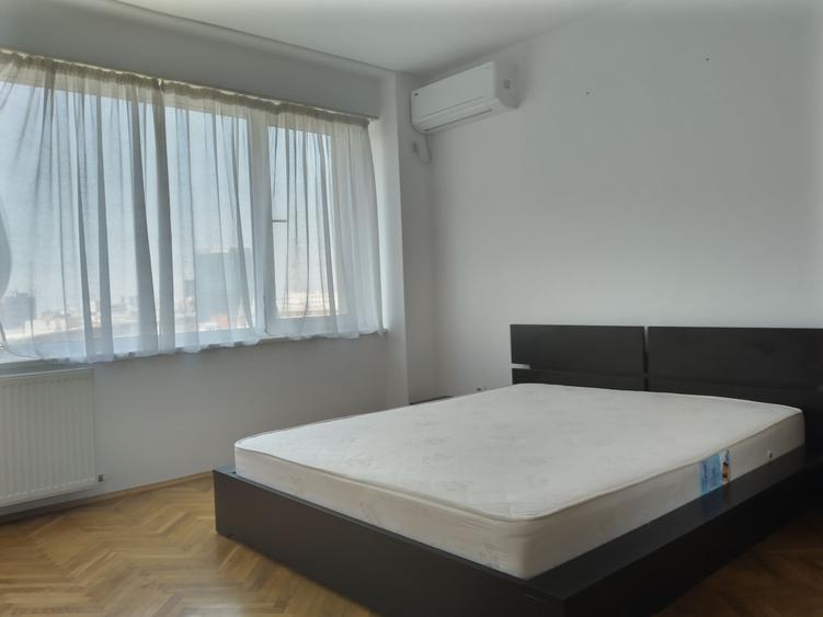 Apartament cu 3 camere semidecomandat în Sala Palatului