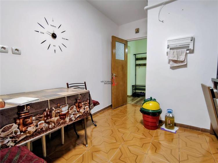 Apartament cu 3 camere decomandat în Titan
