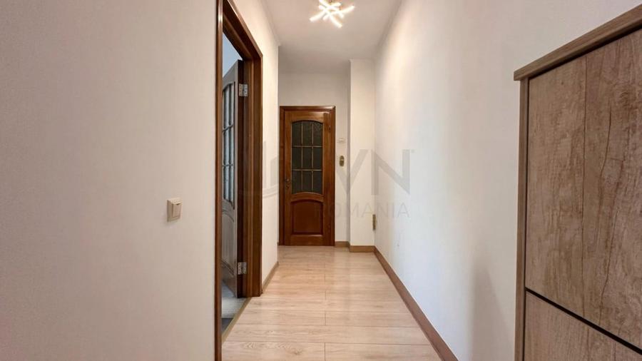 Apartament cu 3 camere semidecomandat, mobilat în P-ța Victoriei