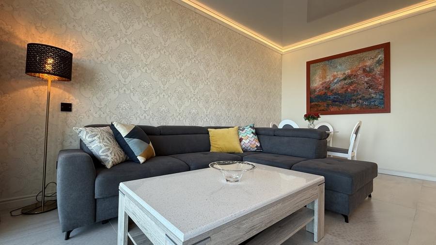 Apartament cu 3 camere decomandat, mobilat în Mamaia