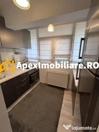 Apartament cu 3 camere semidecomandat în Berceni