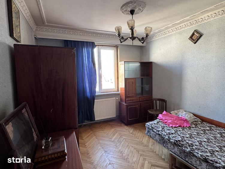 Apartament cu 5 camere decomandat în Nicolae Titulescu