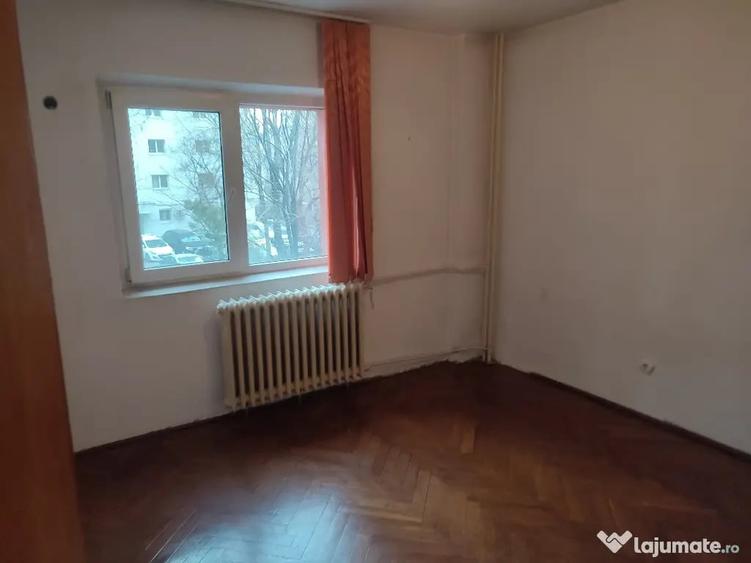 Apartament cu 4 camere semidecomandat în Moșilor