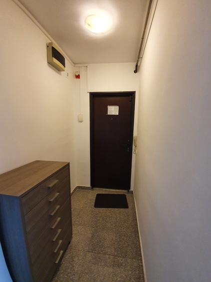 Apartament cu 4 camere semidecomandat în P-ța Victoriei