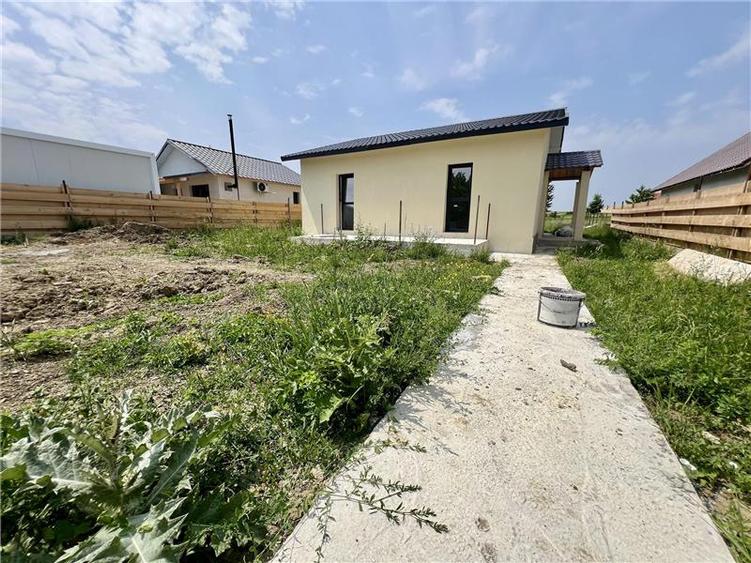Casă cu 3 camere cu Canalizare în Voinești