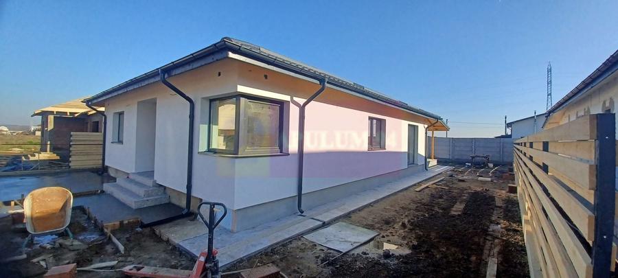 Casă individuală cu 4 camere cu Canalizare în Săbăreni