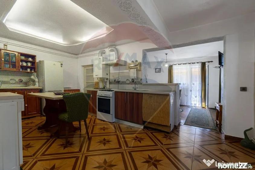 Casă cu 5 camere cu Teren 904 Mp în Central