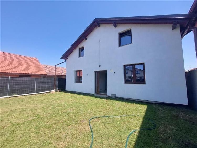 Casă individuală cu 3 camere cu Teren 300 Mp în Livada