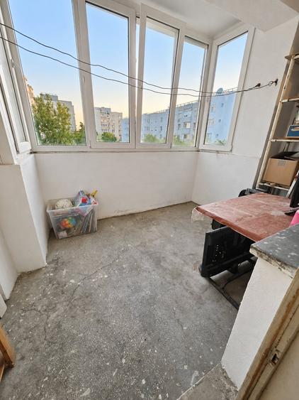 Apartament cu 3 camere decomandat în Titan