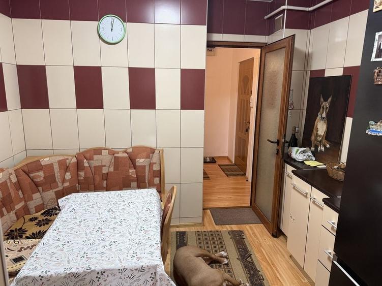 Apartament cu 3 camere decomandat, mobilat în Piața Centrală