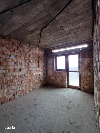 Casă cu 10 camere cu Teren 1800 Mp în Luna
