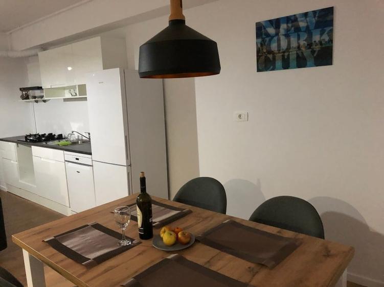 Apartament cu 2 camere semidecomandat, mobilat în Torontalului