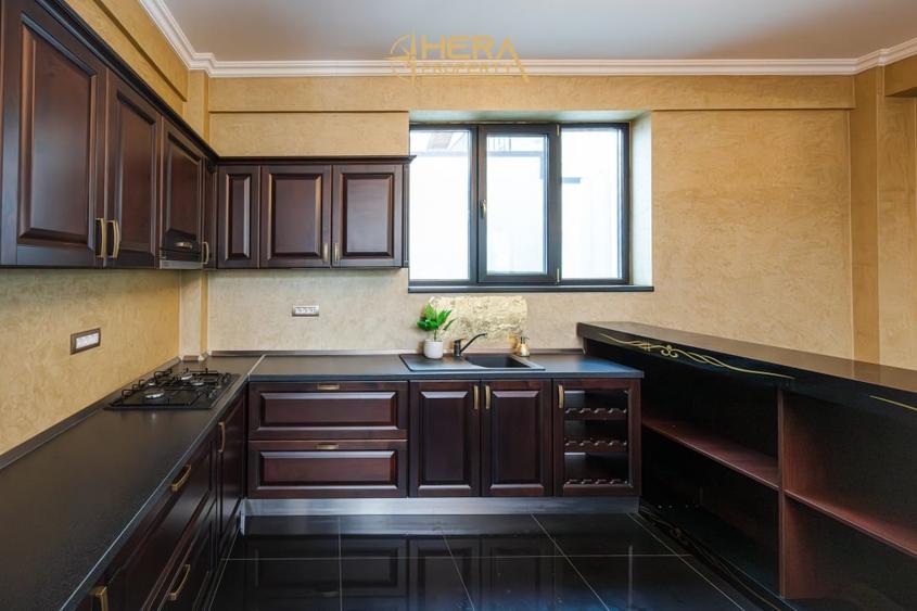 Casă individuală cu 8 camere cu Canalizare în Ultimul leu