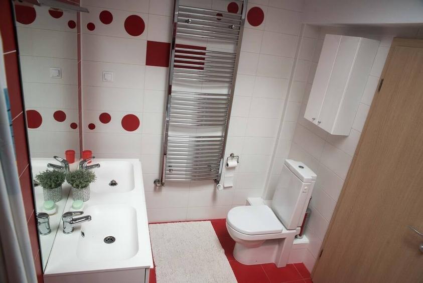 Apartament cu 4 camere decomandat, mobilat în Între Lacuri