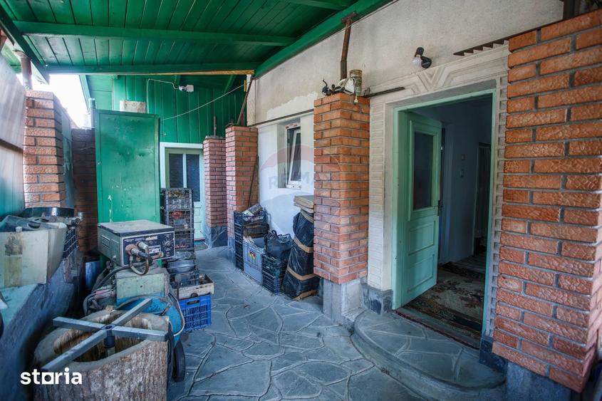 Casă cu 6 camere decomandat cu Teren 1100 Mp în Borca