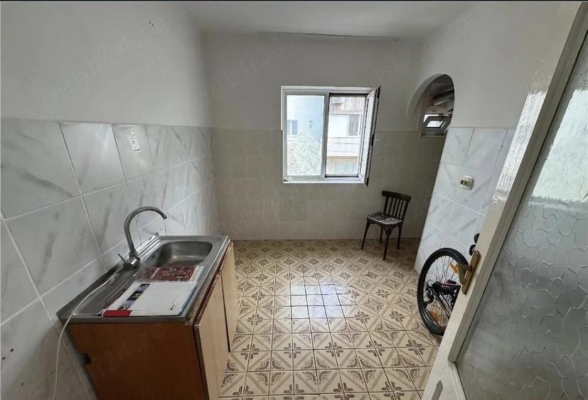 Apartament cu 3 camere decomandat în Exterior Vest