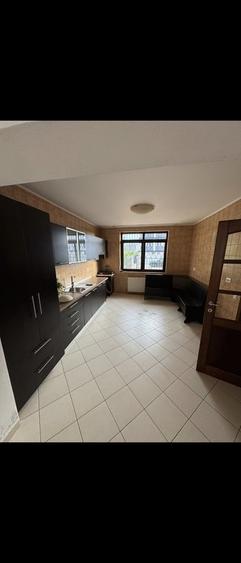 Casă cu 8 camere cu Teren 500 Mp în Central
