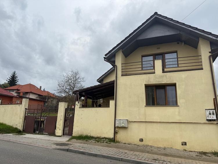 Casă cu 4 camere în Central