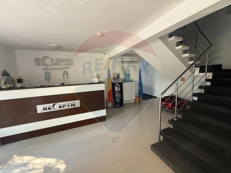 Casă cu 10 camere cu Teren 568 Mp în Corbu