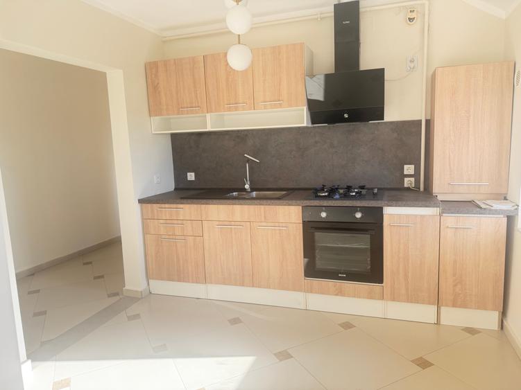 Apartament cu 3 camere semidecomandat în Dâmbovița