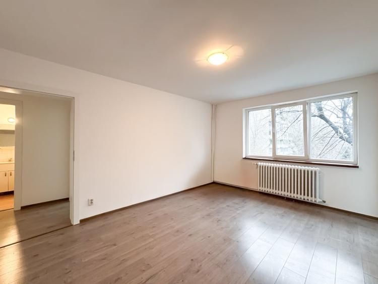 Apartament cu 3 camere semidecomandat în Olteniței