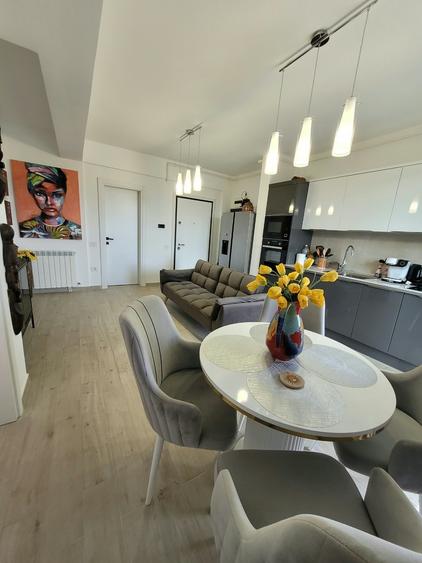 Apartament cu 3 camere semidecomandat în Central