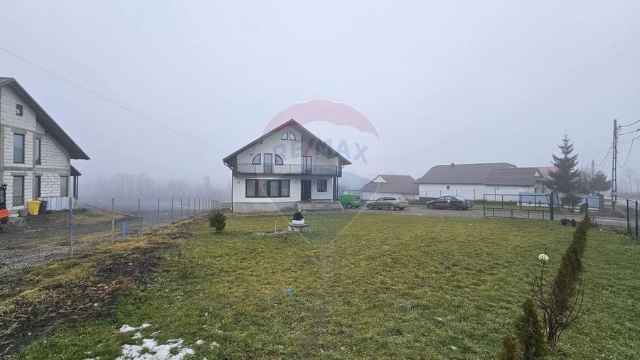 Casă cu 5 camere cu Teren 2500 Mp în Moara Nica