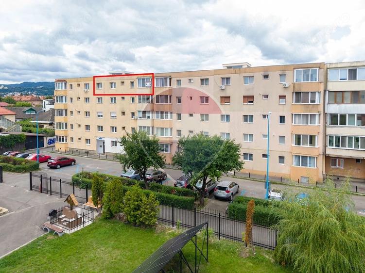 Apartament cu 3 camere decomandat în Tractorul