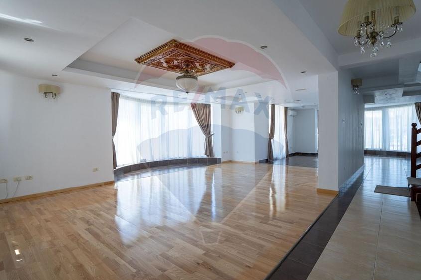 Casă individuală cu 6 camere cu Teren 514 Mp în Sânmartin