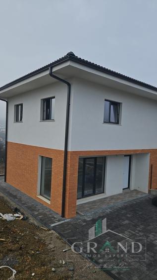 Duplex cu 4 camere cu Canalizare în Chinteni