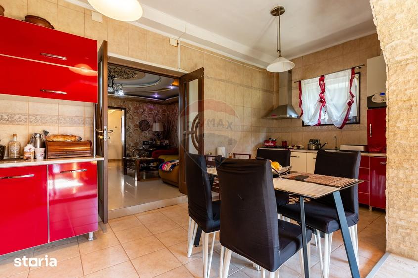 Casă cu 6 camere cu Teren 469 Mp în Central