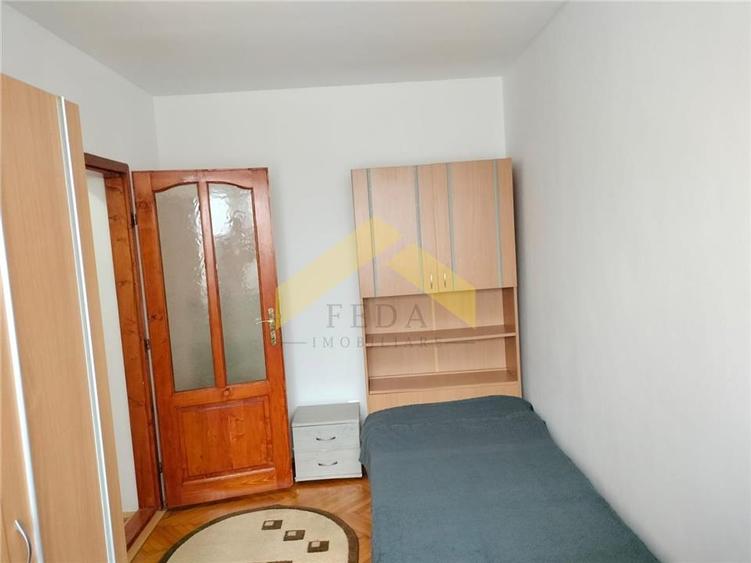 Apartament cu 4 camere semidecomandat în Aurel Vlaicu