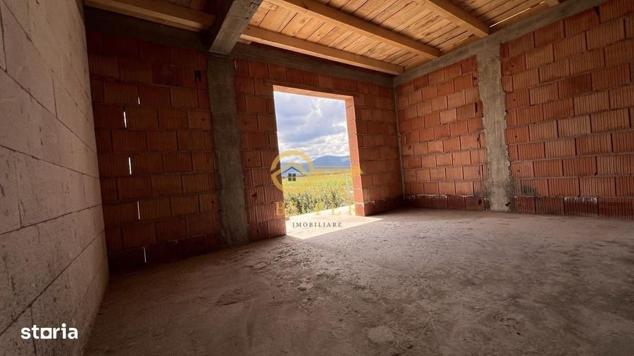 Casă cu 4 camere în Cristian