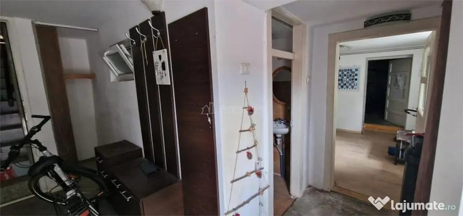 Casă cu 10 camere cu Teren 32 Mp în Muncitoresc